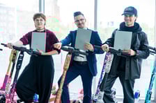 <p>Rozalia Sobek (studentka grafiki), dr Piotr Kuczkowski i Radosław Łobos (student grafiki), prezentacja na ASP Wrocław, 18 kwietnia 2024 roku</p>